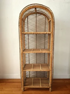 Etagère sur pieds en rotin circa 1960