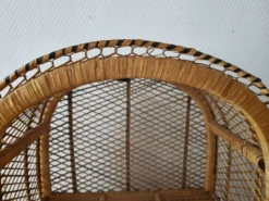 Etagère sur pieds en rotin circa 1960