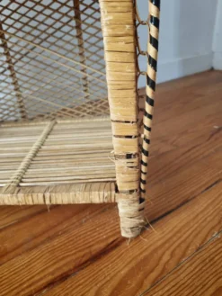 Etagère sur pieds en rotin circa 1960