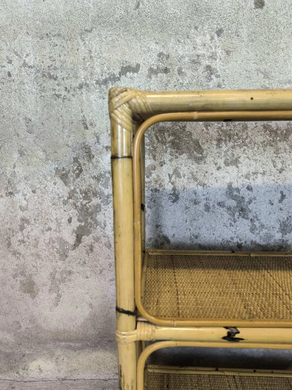 Etagère vintage en rotin