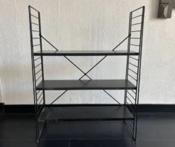 Etagère vintage 1950 tomado sur pieds design A.Dekker noire - 84 x 25 cm