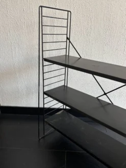 Etagère vintage 1950 tomado sur pieds design A.Dekker noire - 84 x 25 cm