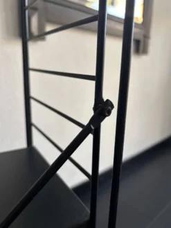 Etagère vintage 1950 tomado sur pieds design A.Dekker noire - 84 x 25 cm