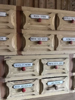 Exceptionnel Meuble D’épicerie Ancien À Plaques Émaillées D’origine