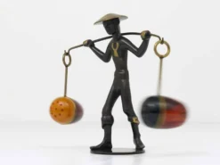 Figurine asiatique en laiton Ensemble de salière et poivrière avec support par Rohac, Autriche, années 1950