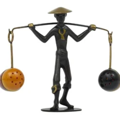 Figurine asiatique en laiton Ensemble de salière et poivrière avec support par Rohac, Autriche, années 1950