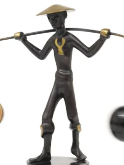 Figurine asiatique en laiton Ensemble de salière et poivrière avec support par Rohac, Autriche, années 1950