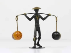 Figurine asiatique en laiton Ensemble de salière et poivrière avec support par Rohac, Autriche, années 1950