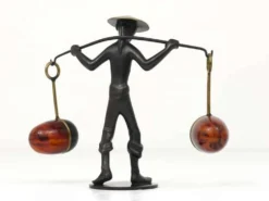 Figurine asiatique en laiton Ensemble de salière et poivrière avec support par Rohac, Autriche, années 1950