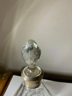 Flacon ancien en cristal col en argent poinçonné art déco à facettes