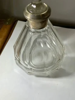 Flacon ancien en cristal col en argent poinçonné art déco à facettes