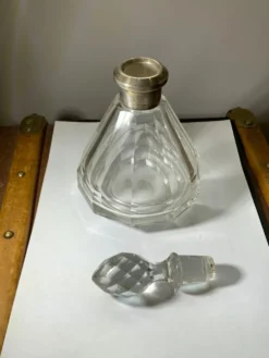 Flacon ancien en cristal col en argent poinçonné art déco à facettes
