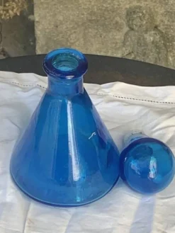 Flacon bleu, fiole en verre pour parfum ou liqueur vintage