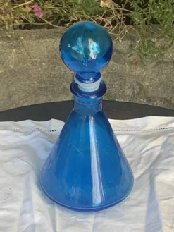 Flacon bleu, fiole en verre pour parfum ou liqueur vintage