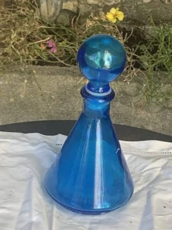 Flacon bleu, fiole en verre pour parfum ou liqueur vintage