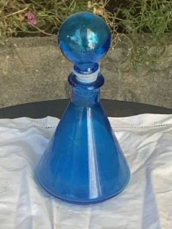 Flacon bleu, fiole en verre pour parfum ou liqueur vintage