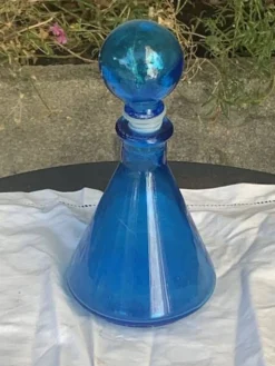 Flacon bleu, fiole en verre pour parfum ou liqueur vintage
