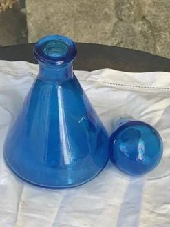 Flacon bleu, fiole en verre pour parfum ou liqueur vintage