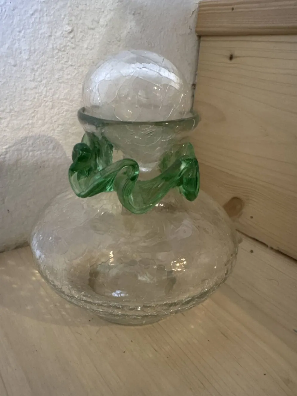 Flacon carafe vintage en verre craquelé et collerette verte MCM – Années 50
