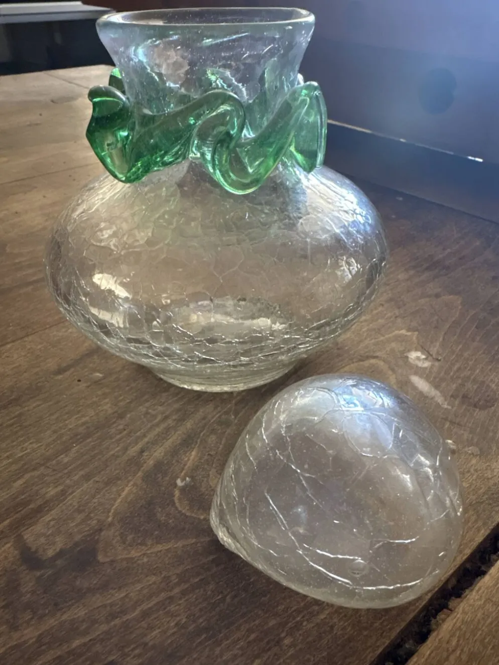 Flacon carafe vintage en verre craquelé et collerette verte MCM – Années 50