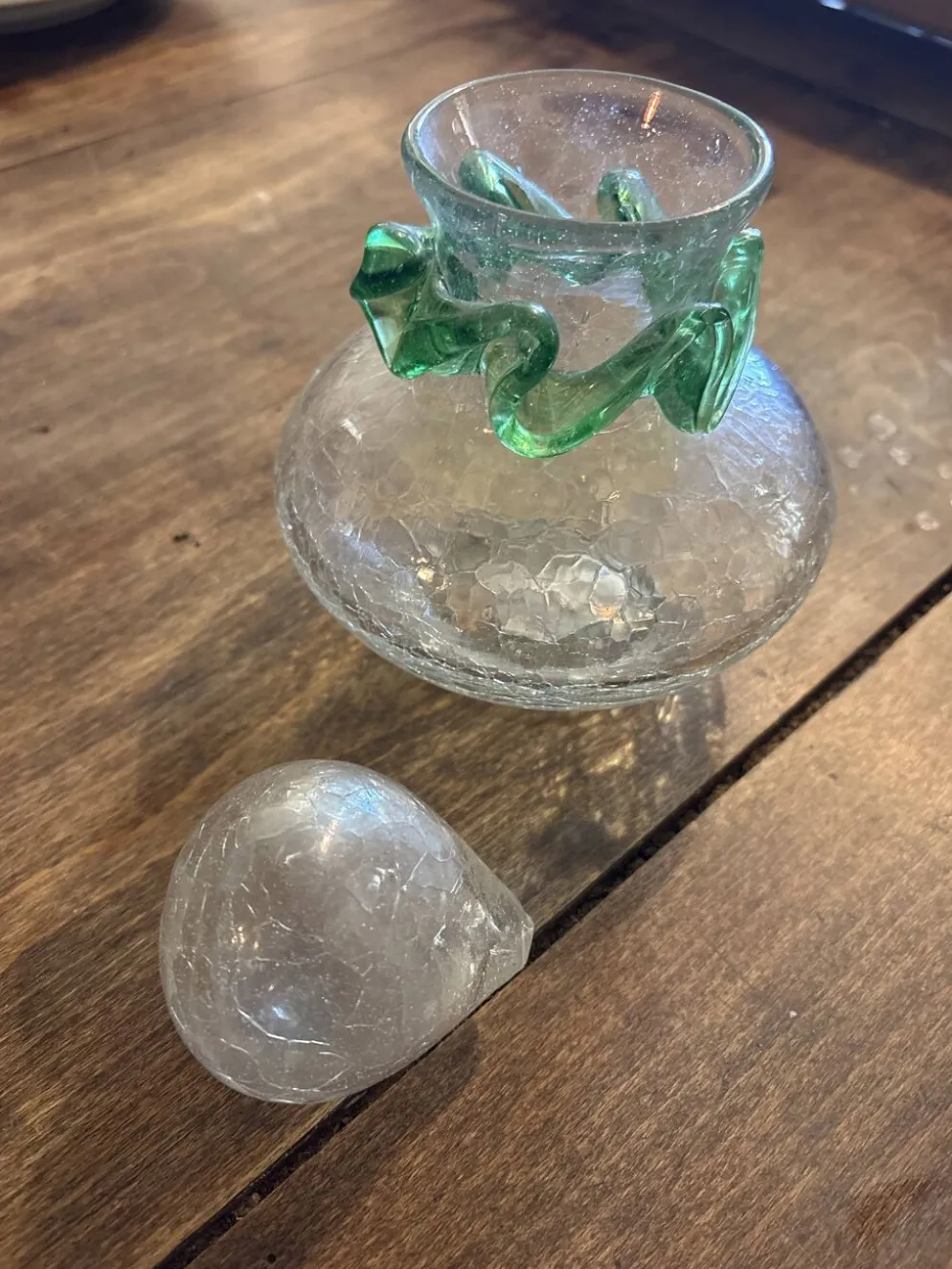 Flacon carafe vintage en verre craquelé et collerette verte MCM – Années 50