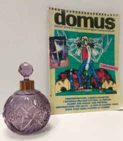 Flacon de parfum en cristal taillé à la main et laiton, couleur lilas, Italie