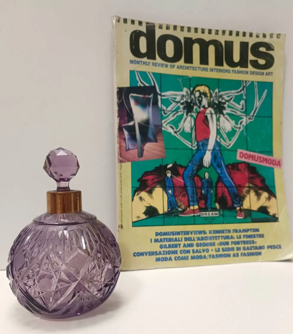 Flacon de parfum en cristal taillé à la main et laiton, couleur lilas, Italie