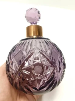 Flacon de parfum en cristal taillé à la main et laiton, couleur lilas, Italie