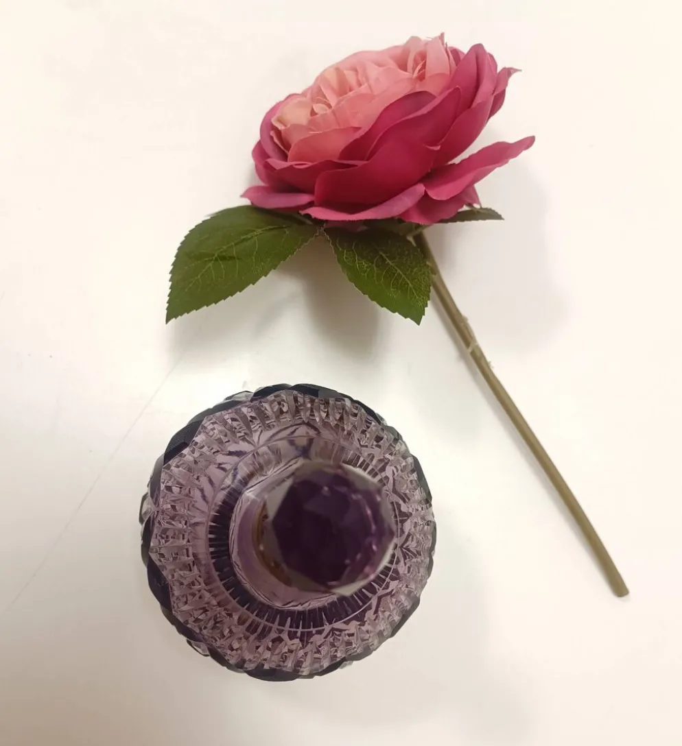 Flacon de parfum en cristal taillé à la main et laiton, couleur lilas, Italie