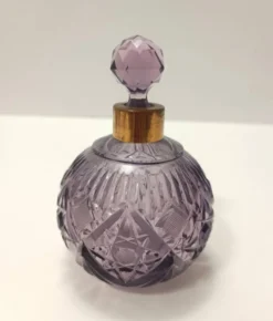 Flacon de parfum en cristal taillé à la main et laiton, couleur lilas, Italie