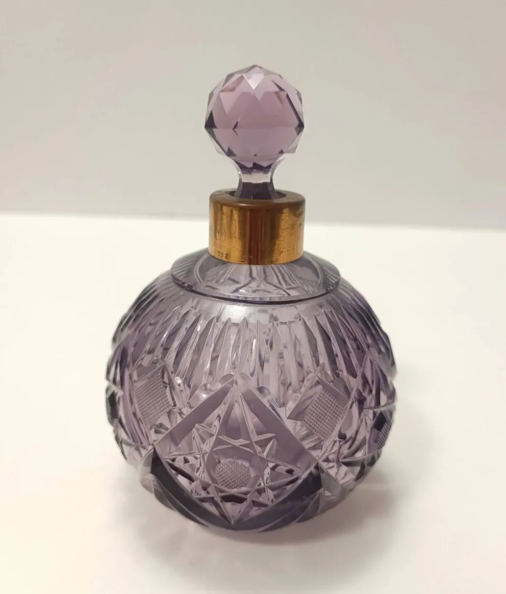 Flacon de parfum en cristal taillé à la main et laiton, couleur lilas, Italie