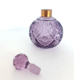 Flacon de parfum en cristal taillé à la main et laiton, couleur lilas, Italie