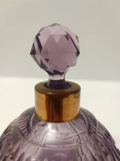 Flacon de parfum en cristal taillé à la main et laiton, couleur lilas, Italie
