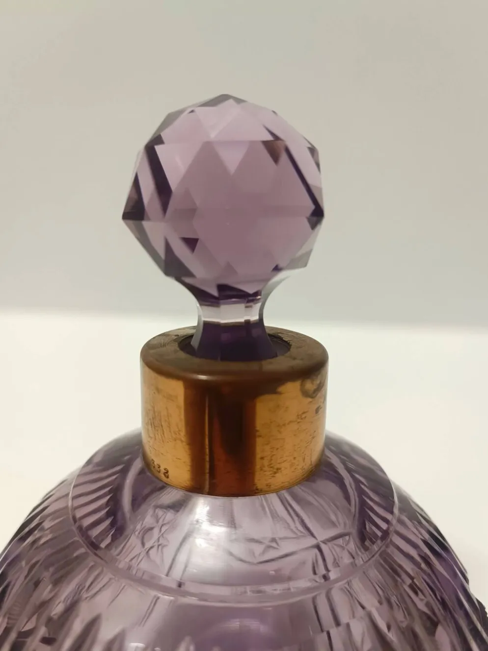 Flacon de parfum en cristal taillé à la main et laiton, couleur lilas, Italie