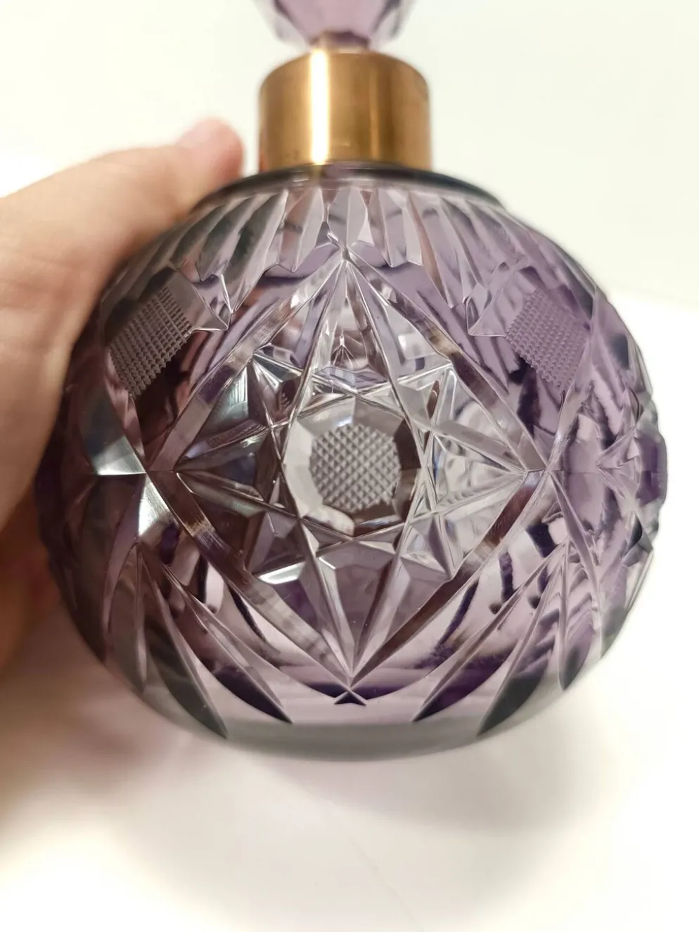 Flacon de parfum en cristal taillé à la main et laiton, couleur lilas, Italie
