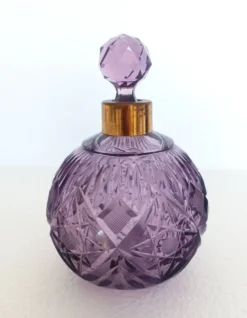 Flacon de parfum en cristal taillé à la main et laiton, couleur lilas, Italie