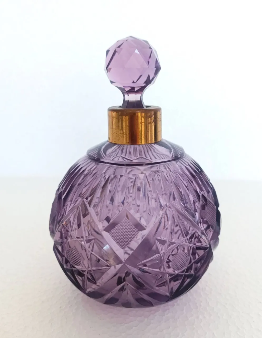Flacon de parfum en cristal taillé à la main et laiton, couleur lilas, Italie