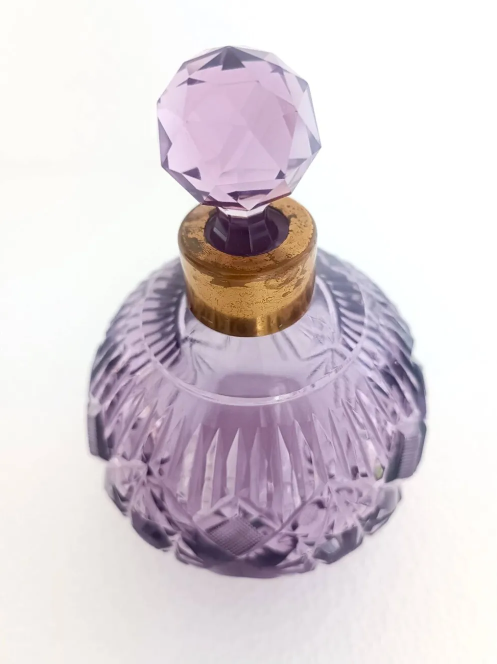 Flacon de parfum en cristal taillé à la main et laiton, couleur lilas, Italie