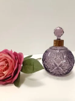 Flacon de parfum en cristal taillé à la main et laiton, couleur lilas, Italie