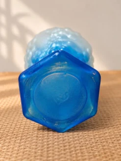 Flacon vintage en verre dépoli bleu à décor de grappes de raisin
