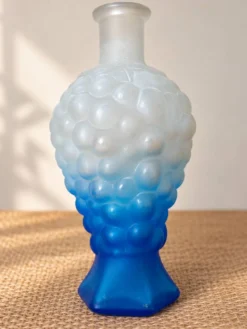 Flacon vintage en verre dépoli bleu à décor de grappes de raisin