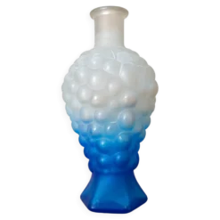 Flacon vintage en verre dépoli bleu à décor de grappes de raisin