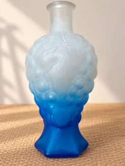 Flacon vintage en verre dépoli bleu à décor de grappes de raisin