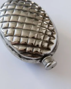 Flasque en argent vintage des années 1950 en forme de pomme de pin.