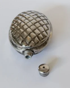 Flasque en argent vintage des années 1950 en forme de pomme de pin.