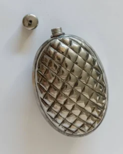 Flasque en argent vintage des années 1950 en forme de pomme de pin.