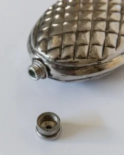 Flasque en argent vintage des années 1950 en forme de pomme de pin.