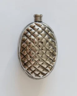 Flasque en argent vintage des années 1950 en forme de pomme de pin.