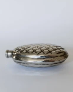 Flasque en argent vintage des années 1950 en forme de pomme de pin.