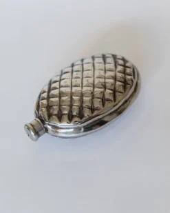 Flasque en argent vintage des années 1950 en forme de pomme de pin.